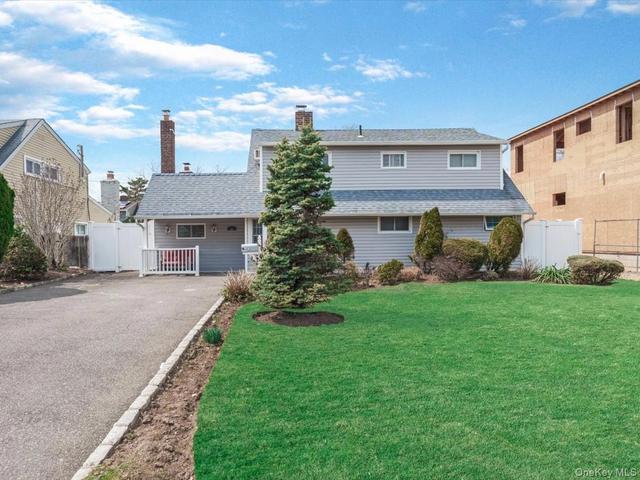 34 Hedge Ln, Westbury, NY 11590