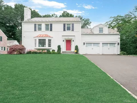 41 Strickland Pl, North Hempstead, NY 11030