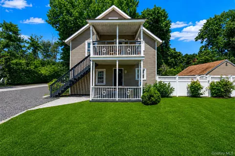 22 Locust Ave, Glen Head, NY 11545