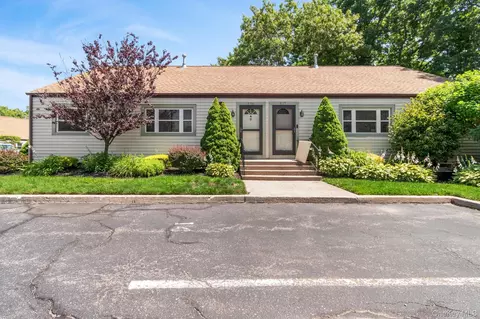528 Lake Ct #528, Middle Island, NY 11953