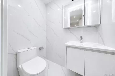 Bath - 25 Goodwin Pl, Brooklyn, NY 11221 photo 2 of 4