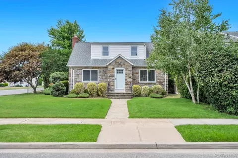 52 Yorktown St, Rockville Centre, NY 11570