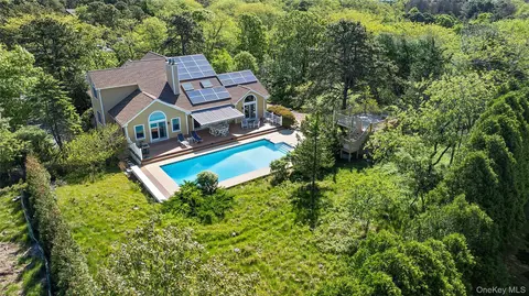 3 Chivas Ct, Southampton, NY 11968