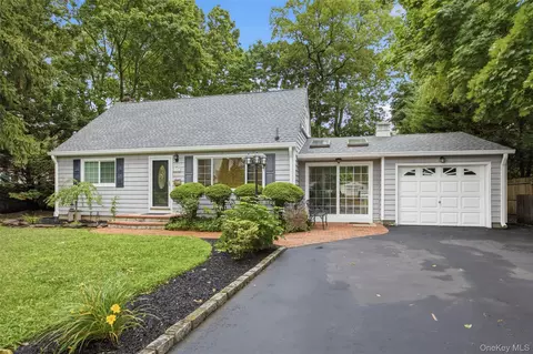 142 7th St, Saint James, NY 11780