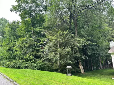 222 Beach Dr, Carmel, NY 10541
