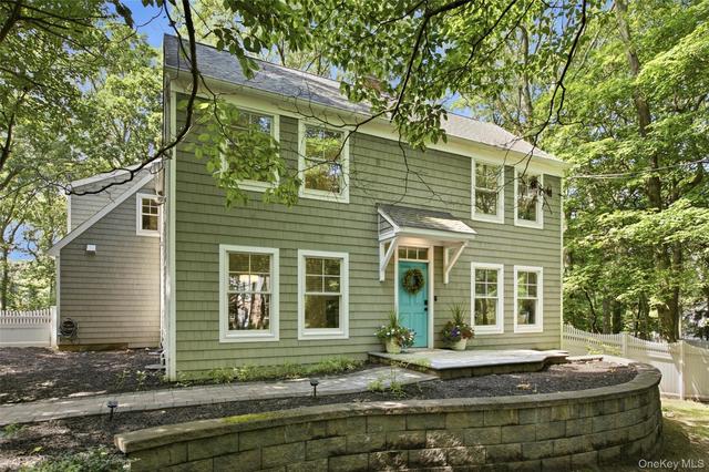 18 W Meadow Rd, Setauket, NY 11733