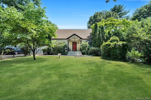 38 E Lyons St, Melville, NY 11747