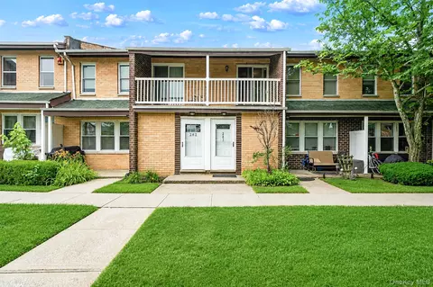 282 Artist Lake Dr, Middle Island, NY 11953