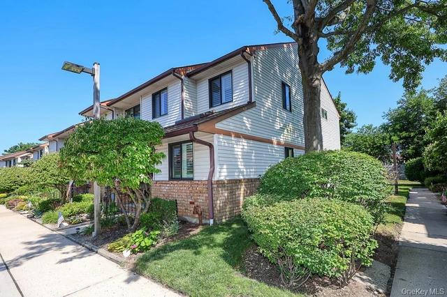 155 Laurel Ln, Wantagh, NY 11793