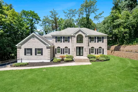 41 Cove Rd, Huntington, NY 11743