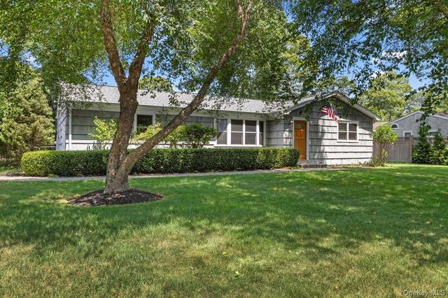 10 Sanderling Ln, East Quogue, NY 11942