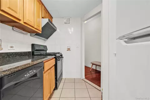 Kitchen - 138-35 Elder Ave #21F, New York, NY 11355 photo 2 of 3