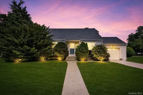 2 Ford Dr W, Massapequa, NY 11758