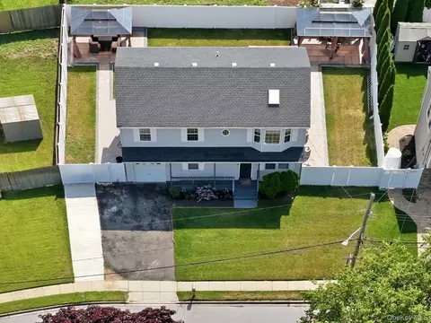 10 Carman Blvd, Massapequa, NY 11758