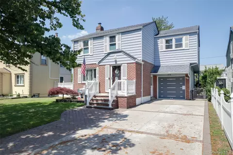 112 Nassau St, Elmont, NY 11003
