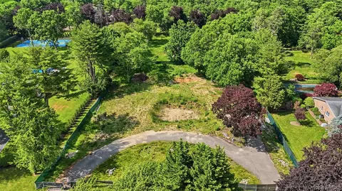 9 Terrace Ct, North Hempstead, NY 11568