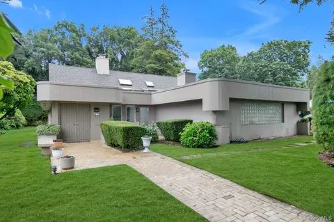 57 Parkway Dr, North Hempstead, NY 11577
