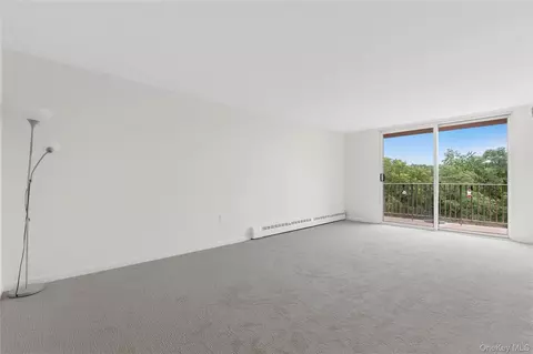 Living - 1 Lakeview Dr #6S, Peekskill, NY 10566 photo 2 of 9