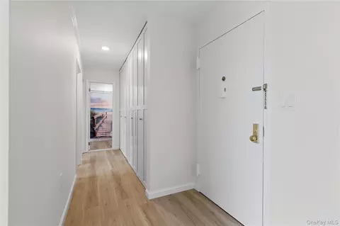 Entry Way - 1 Lakeview Dr #6S, Peekskill, NY 10566 photo 2 of 2