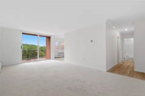 Living - 1 Lakeview Dr #6S, Peekskill, NY 10566 photo 8 of 9