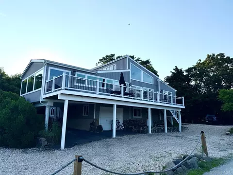 588 E Long Beach Rd, Saint James, NY 11780