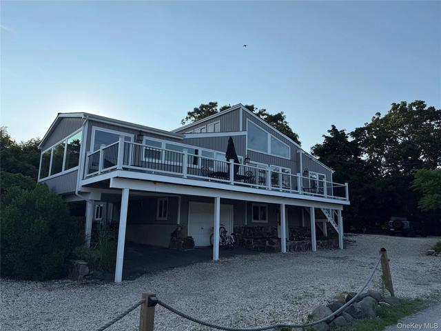 588 E Long Beach Rd, Saint James, NY 11780