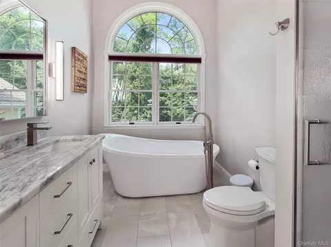 Bath - 201 Windsor Rd, Fishkill, NY 12524 photo 2 of 4