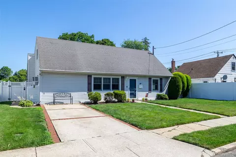 3977 Baylis Rd, Seaford, NY 11783