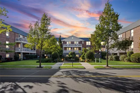 120 Morris Ave #B5, Rockville Centre, NY 11570