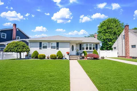 200 Whelan Pl, Seaford, NY 11783