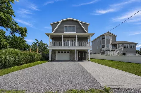 762 Pecan St, Lindenhurst, NY 11757