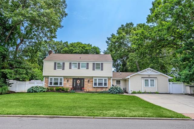 6 Stratton Ln, Stony Brook, NY 11790