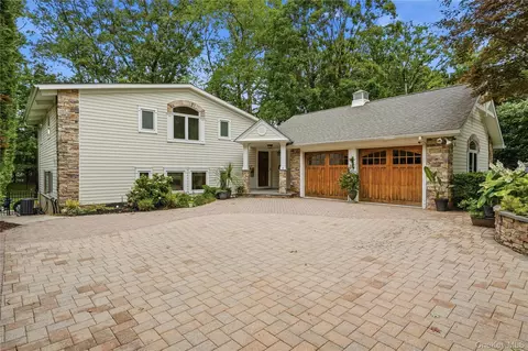 16 Sagamore Rd, East Norwich, NY 11732