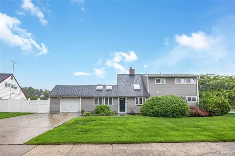 2 Glow Ln, Hicksville, NY 11801