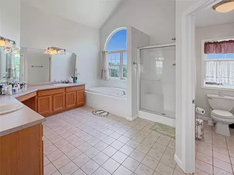 Bath - 43 Regency Dr, Poughkeepsie, NY 12603 photo 2 of 3