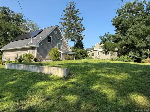 Exterior - 16 Oak Ave, Riverhead, NY 11901 photo 6 of 8