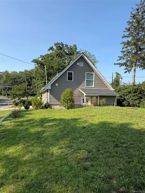 Exterior - 16 Oak Ave, Riverhead, NY 11901 photo 7 of 8