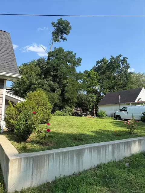 Exterior - 16 Oak Ave, Riverhead, NY 11901 photo 5 of 8