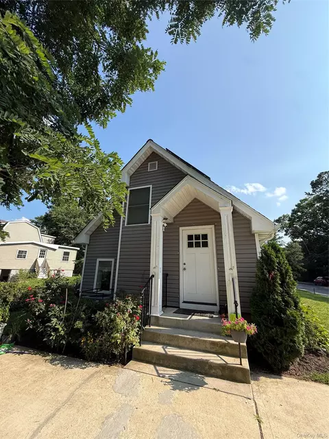 16 Oak Ave, Riverhead, NY 11901