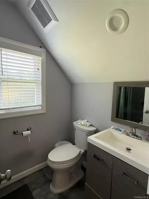 Bath - 16 Oak Ave, Riverhead, NY 11901 photo 2 of 3