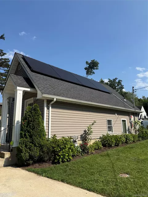 Exterior - 16 Oak Ave, Riverhead, NY 11901 photo 3 of 8