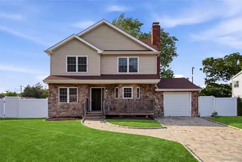 65 Peconic St, Selden, NY 11784