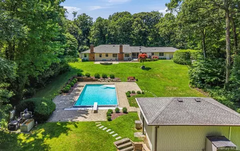 15 Tiber Rd, Syosset, NY 11791