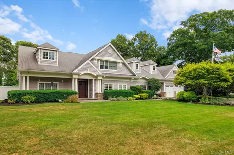 23 Country View Ln, East Islip, NY 11730