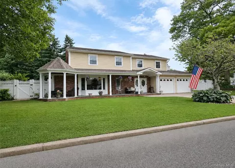 4 Royal Oak Ct, Holbrook, NY 11741