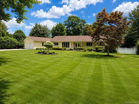 8 Penn Dr, Dix Hills, NY 11746