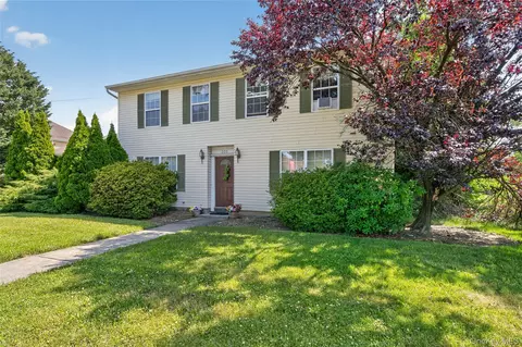 200 Saint Bridgets Ln, North Hempstead, NY 11590