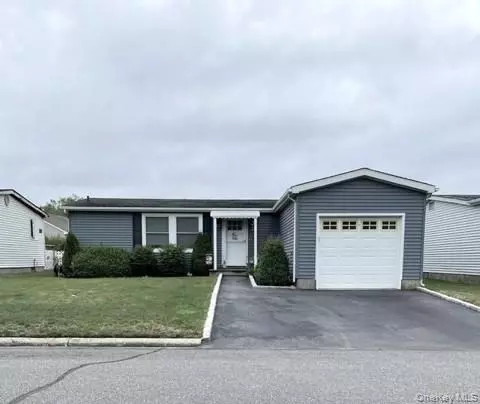 35 Village Cir S, Manorville, NY 11949