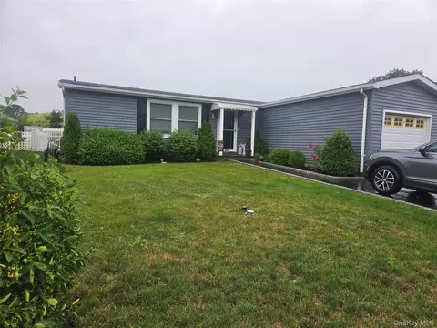 35 Village Cir S, Manorville, NY 11949