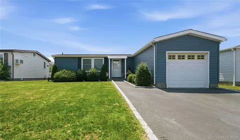 35 Village Cir S, Manorville, NY 11949